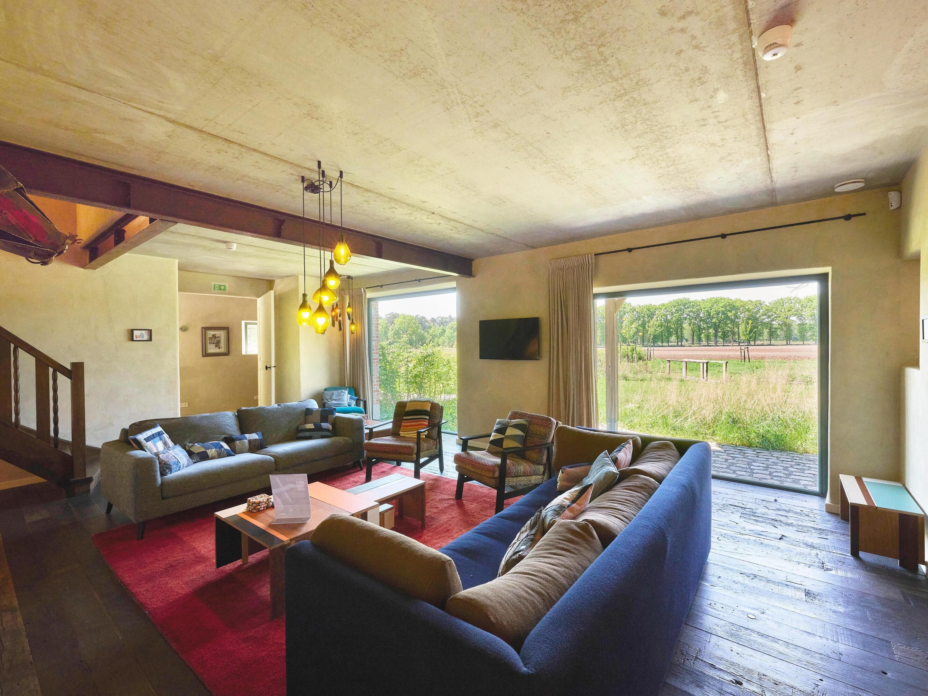 Een open haard en een tafeltennistafel