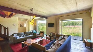 Een open haard en een tafeltennistafel