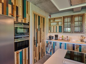 Een koelkast, een magnetron, een oven, een kookplaat