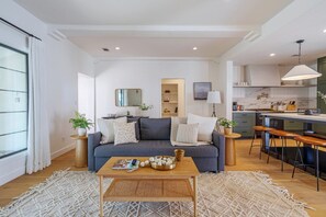 Smart TV, chimenea y libros 