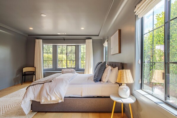 2 habitaciones, escritorio y tabla de planchar con plancha 