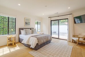 2 chambres, bureau, fer et planche à repasser, lit parapluie