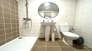 Douche, sèche-cheveux, serviettes fournies