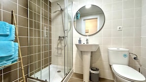 Dusche, Haartrockner, Handtücher