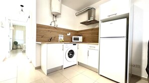 Kühlschrank, Mikrowelle, Wasserkocher mit Kaffee-/Teezubehör, Toaster