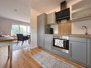 Réfrigérateur, four à micro-ondes, un four, surface de cuisson