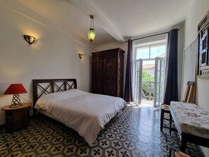 4 عدّة غرف نوم وخدمة الإنترنت