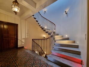 المنشأة من الداخل