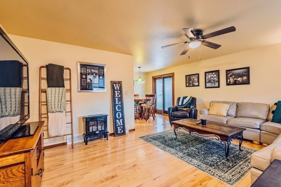 Smart TV, books, stereo