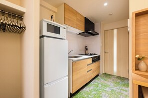 Refrigerador, microondas, placa de cocina, utensilios de cocina
