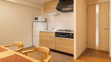 Habitación superior con 2 camas individuales | Cocina privada | Frigorífico, microondas, placa de cocina y utensilios de cocina