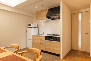 Habitación superior con 2 camas individuales | Cocina privada | Frigorífico, microondas, placa de cocina y utensilios de cocina