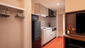 Habitación Deluxe con 2 camas individuales | Cocina privada | Frigorífico, microondas, placa de cocina y utensilios de cocina