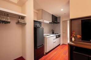 Habitación Deluxe con 2 camas individuales | Cocina privada | Frigorífico, microondas, placa de cocina y utensilios de cocina