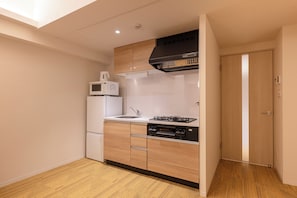 Superior Twin Room | Private kitchen | Fridge, microwave, stovetop, cookware/dishes/utensils