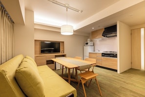 Superior Twin Room | In-room dining