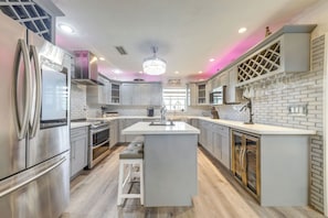 Réfrigérateur, micro-ondes, plaque de cuisson, lave-vaisselle