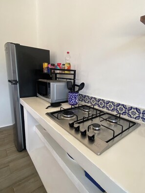 Refrigerador, microondas, parrilla de estufa y cafetera y tetera