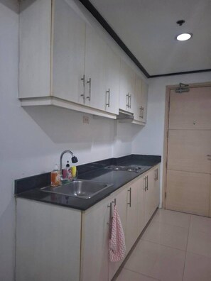 Standard Double Room | Private kitchen | Fridge, microwave, stovetop, dishwasher