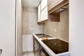 Refrigerador, microondas, placa de cocina, cafetera/tetera