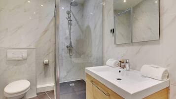 Dusche, Handtücher, Shampoo