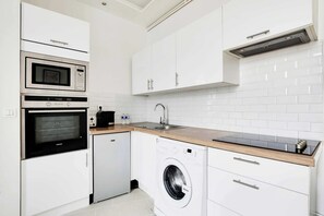 Réfrigérateur, micro-ondes, plaque de cuisson, cafetière/bouilloire