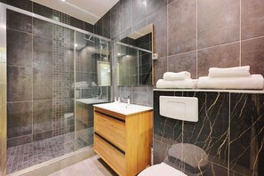 Douche, serviettes fournies