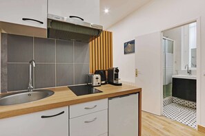 Fridge, microwave, stovetop, coffee/tea maker