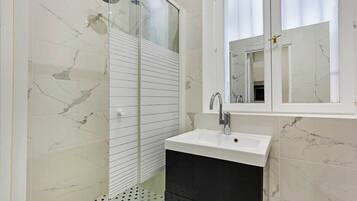 Douche, sèche-cheveux, serviettes fournies, shampoing