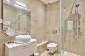 Dusche, Handtücher, Shampoo