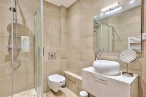 Shower, hair dryer, towels, shampoo - Cosy Flat Bonne Nouvelle - 4 Guests - Paris 2 (Paris)