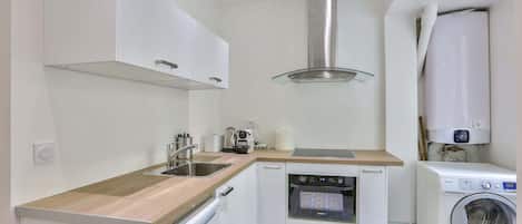 Kühlschrank, Mikrowelle, Herdplatte, Wasserkocher mit Kaffee-/Teezubehör