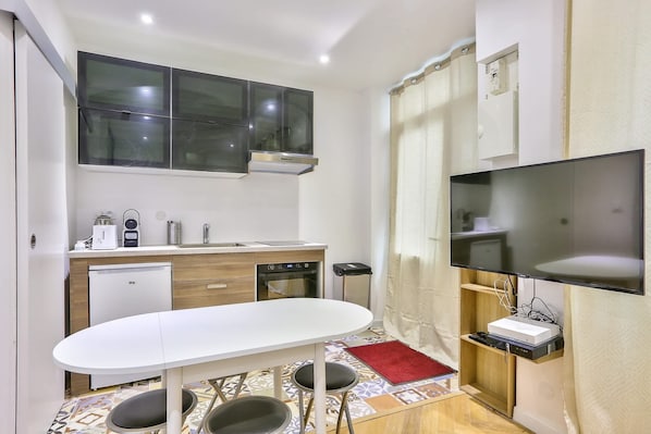Fridge, microwave, stovetop, coffee/tea maker