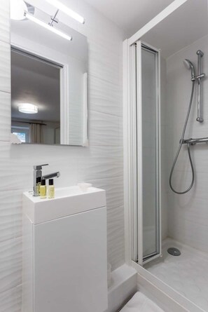Shower, towels, shampoo
