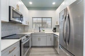 Refrigerador, microondas, horno, placa de cocina