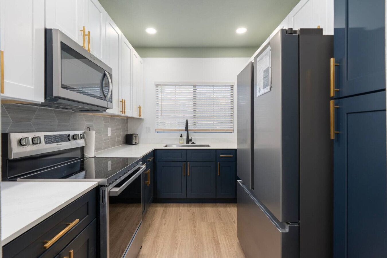 Frigorífico, microondas, horno y placa de cocina