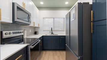 Frigorífico, microondas, horno y placa de cocina