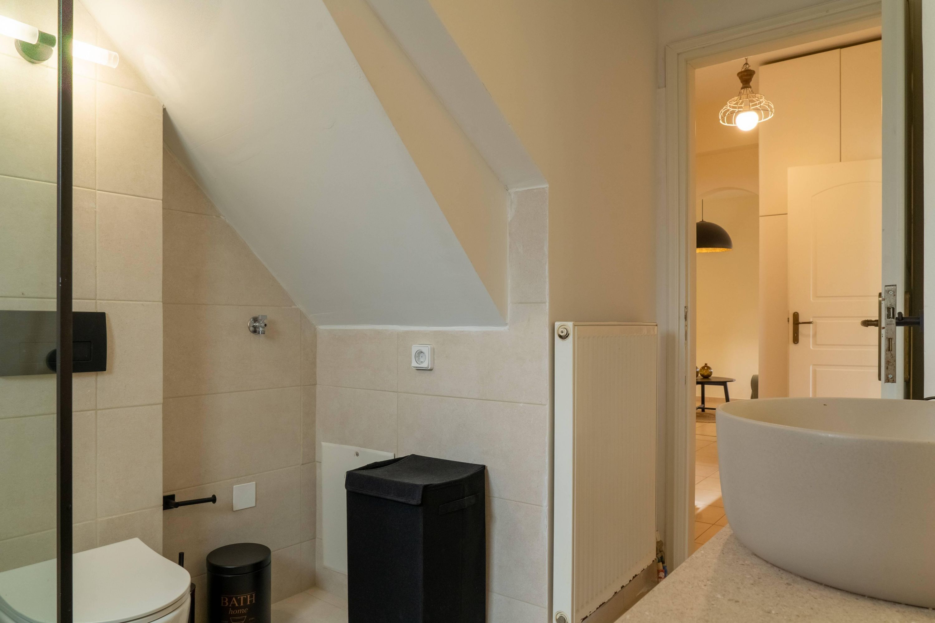 Een moderne badkamer met een groot bad, een toilet en een douche.