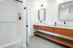House | 6 bedrooms, Internet - NEW 24 Guests 2 Rooftop Decks Near Downtown (Nashville)