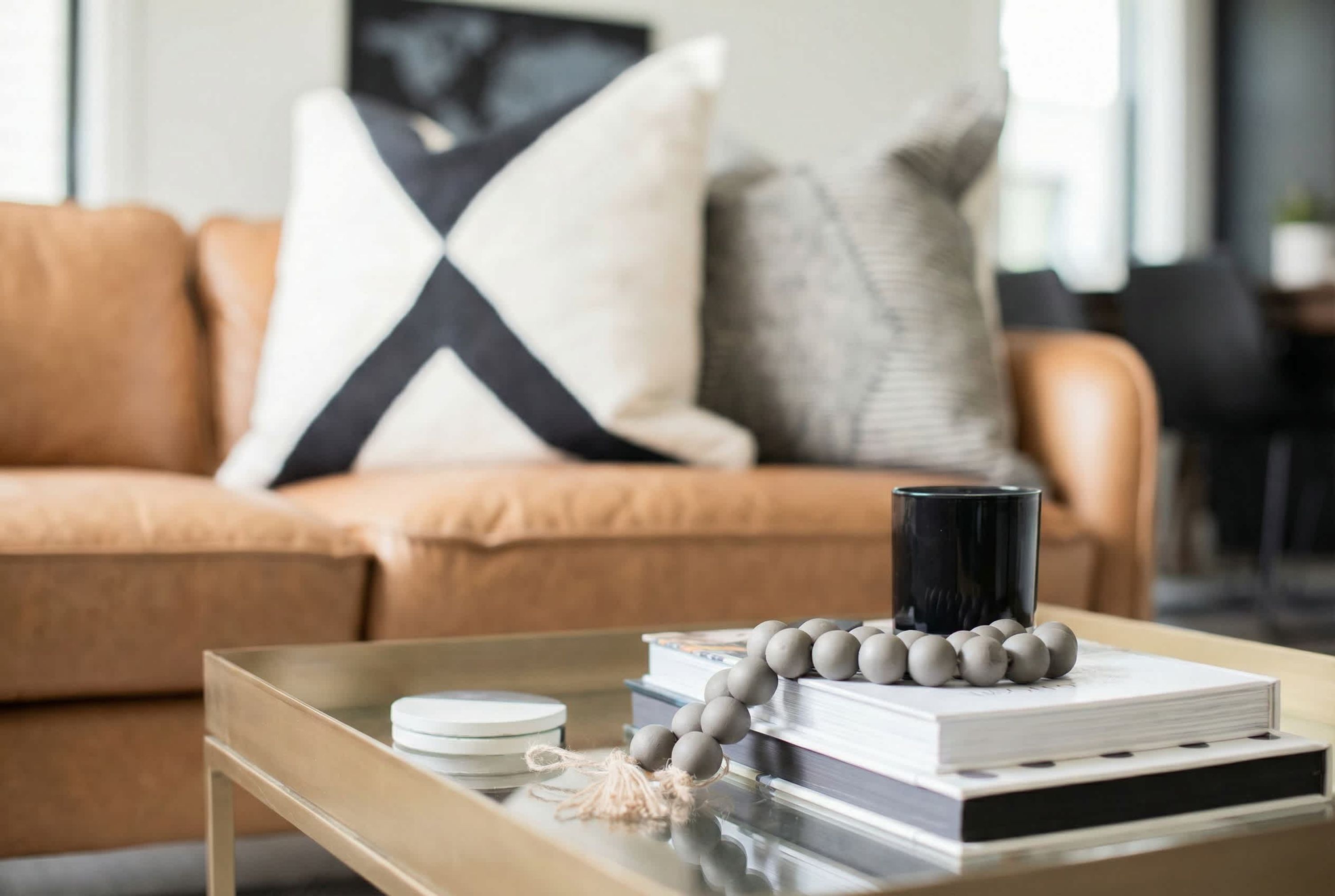 Uma sala de estar com sofá, mesa de centro e guirlanda decorativa.