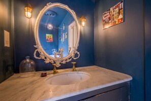 1 habitación, escritorio y acceso a internet 