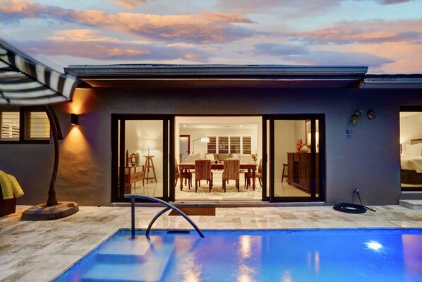 3 bedrooms - Relax in Luxury - 3 Bed 2 Bath Oasis With Pool (Oakland Park)