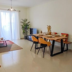 House | 2 bedrooms, desk, Internet