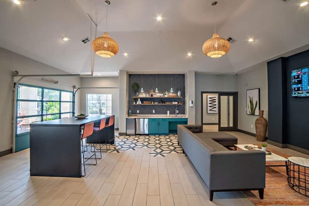 Ideal 2BR King Suite w Gym Pool Close to Downtown - Mount Bonnell, TX