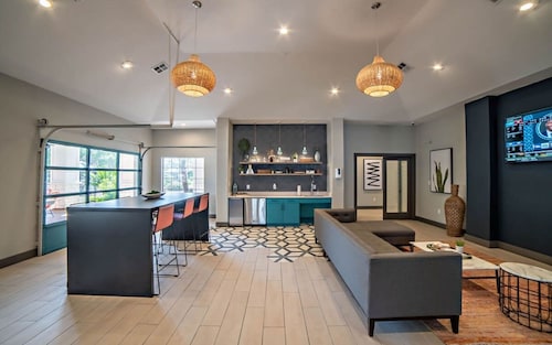 Ideal 2BR King Suite w Gym Pool Close to Downtown