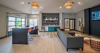 Ideal 2BR King Suite w Gym Pool Close to Downtown