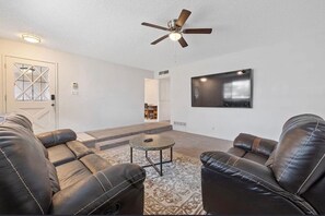 TV connectée, cheminée, jeux vidéo