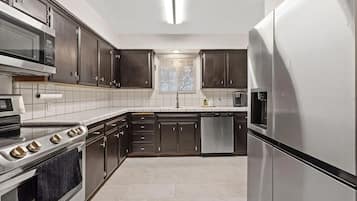 Een koelkast, een microgolfoven, een oven, een kookplaat