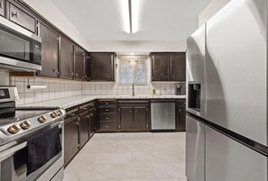 Køleskab, mikrobølgeovn, ovn, kogeplade