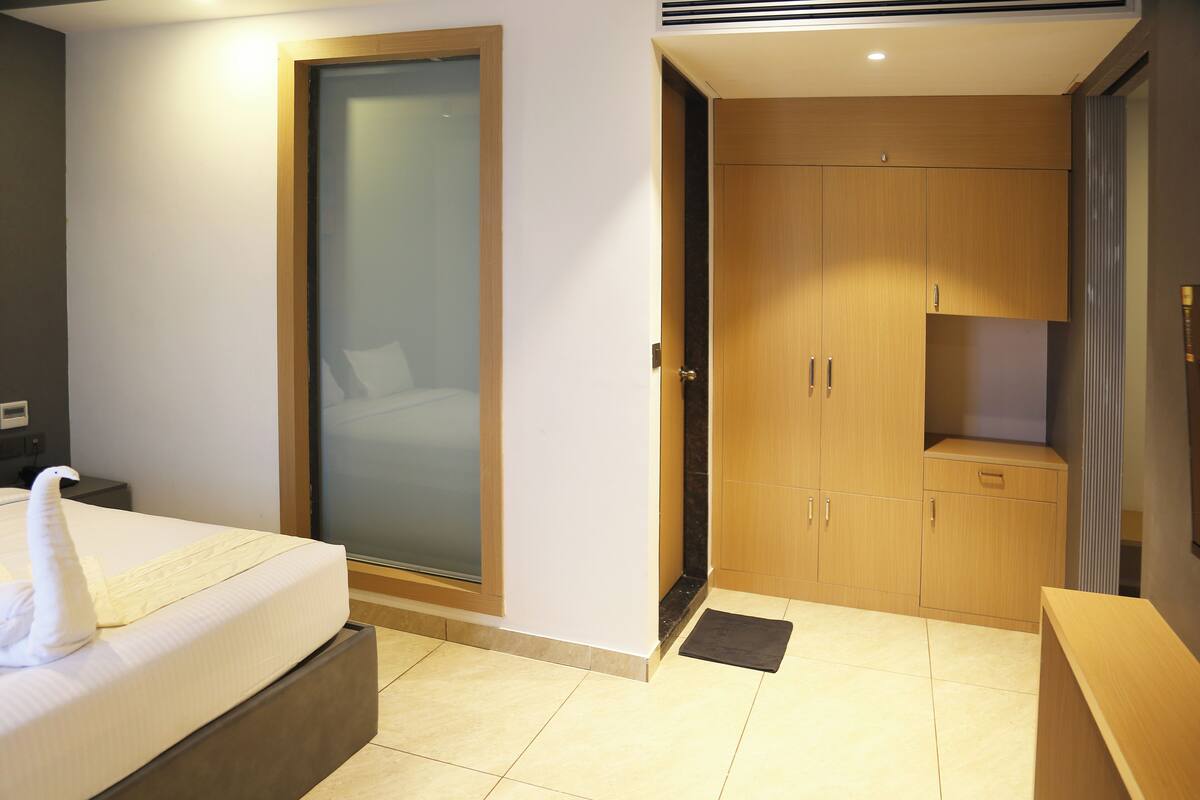 Basic Suite | Meja, ruang kerja komputer riba, seterika/papan seterika, Wi-fi percuma 